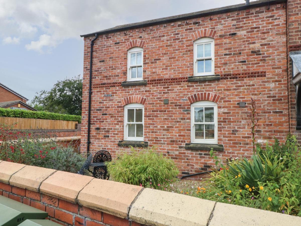 The Lodge At Cross Cottage Wrexham Exterior foto